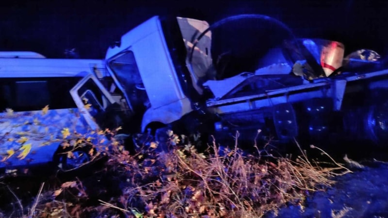 Denizli'de karşı şeride geçen minibüs tırla çarpıştı: 1 ölü, 2 yaralı