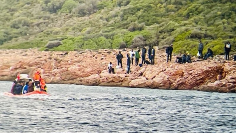 İzmir'de adada mahsur kalan göçmenler kurtarıldı