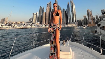 Dubai'ye giden Derya Uluğ tatil pozlarıyla büyüledi