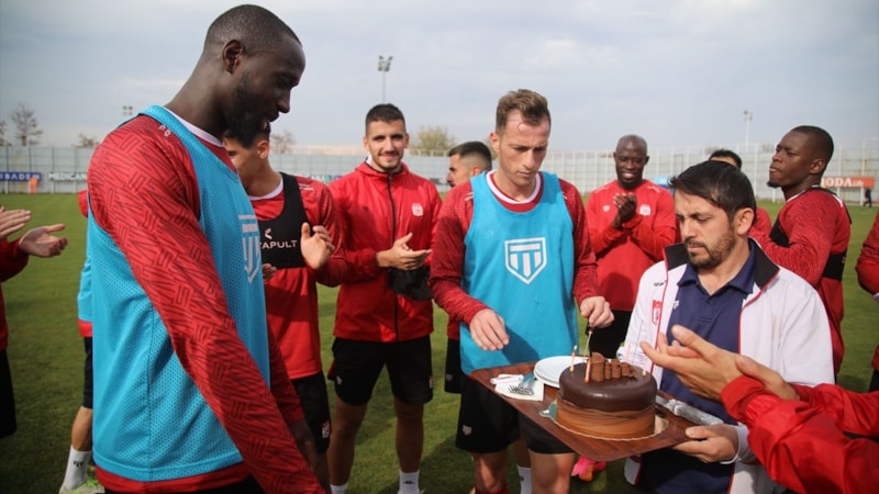 Sivasspor, Samba Camara'ya sürpriz doğum günü kutlaması yaptı