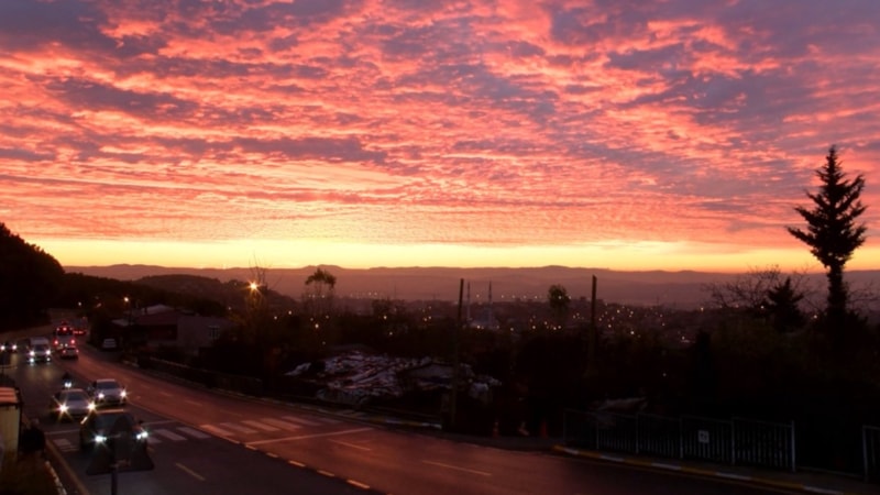 İstanbul güne büyüleyen kızıllık ile başladı