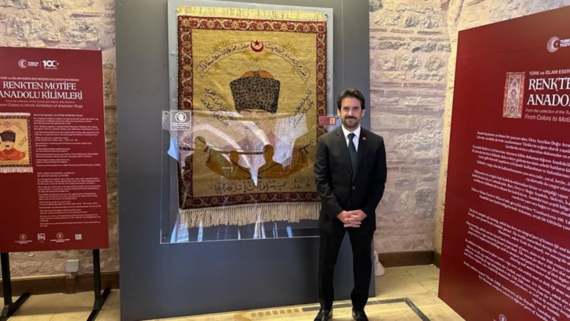 Batuhan Mumcu'dan 'Renkten Motife Anadolu Kilimleri' sergisine ziyaret