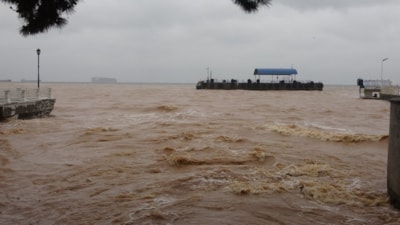 Kocaeli'deki kuvvetli fırtına, iskeleyi açığa sürükledi
