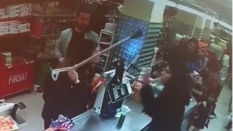 İstanbul'da markette fiyat tartışması! Kasiyere koltuk değneğiyle vurdu