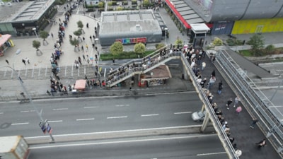 Mağazalarda indirim çılgınlığı: Geceden gelip metrelerce kuyruk oluşturdular!