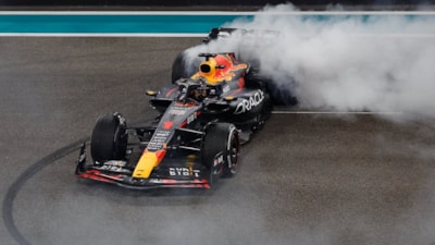 Formula 1'de sezonun son yarışını Max Verstappen kazandı