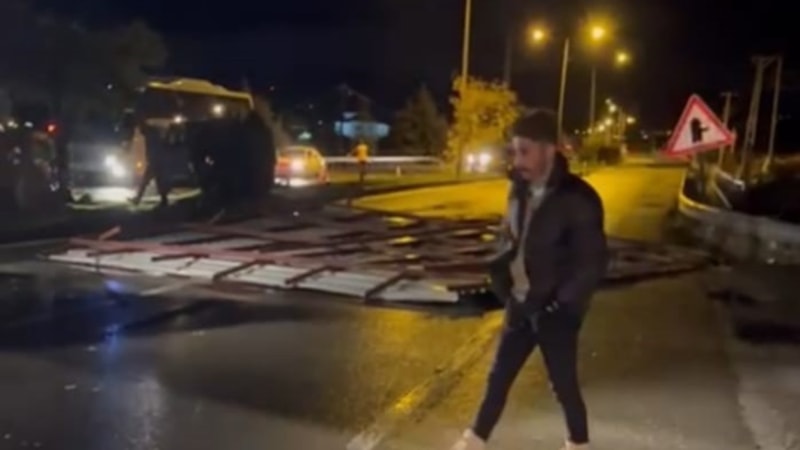 Malatya'da fırtına! İş yerinin çatısı uçtu...