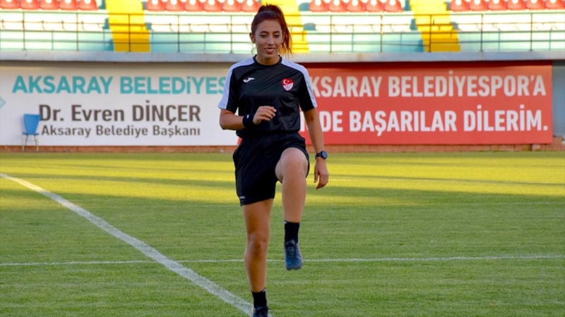 Kadın hakem ''yapamazsın'' diyenleri pişman etti! Sıradaki hedefi derbi yönetmek