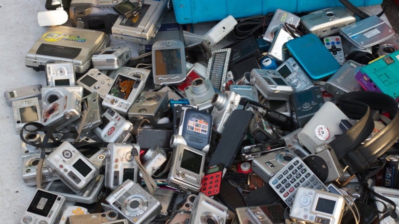 Çöpe atan yandı! Meğer içinde servet yatıyormuş…