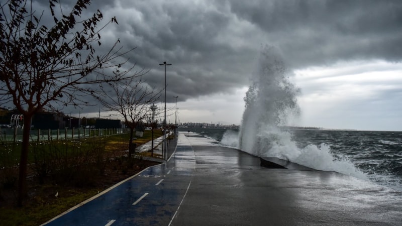 İstanbul'da sağanak yağış hayatı olumsuz etkiliyor