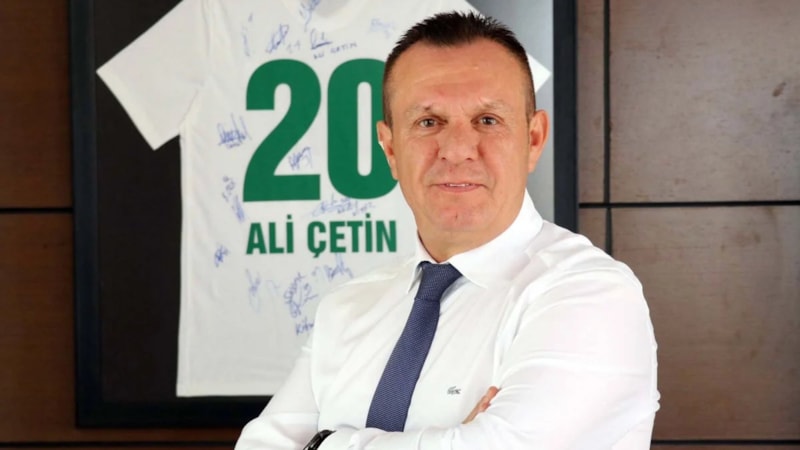 Eski Denizlispor başkanı, 'yol verme' kavgasında bıçaklandı
