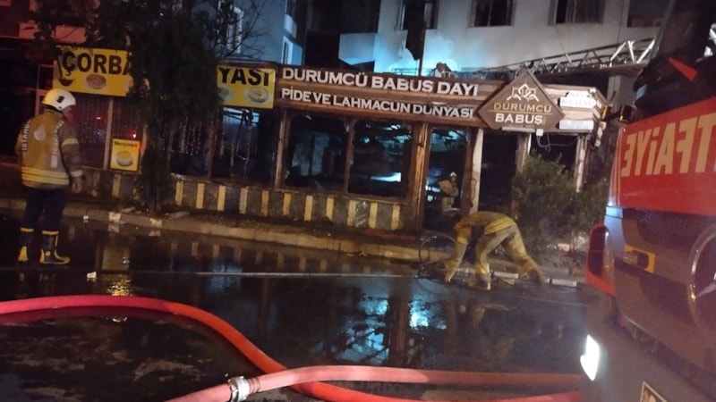 İstanbul'da dürümcü dükkanı alev alev yandı