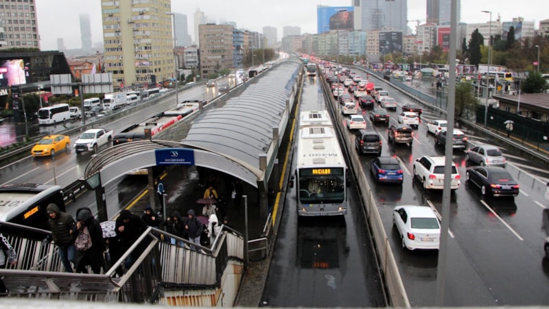 İstanbul sağanak yağmura teslim oldu! Trafik durma noktasına geldi