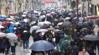 İstanbul'da kuvvetli rüzgar ve yağış vatandaşlara zor anlar yaşattı