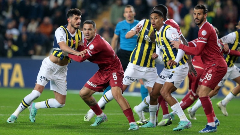 Sivassporlu futbolculardan Fenerbahçe maçının hakemine isyan