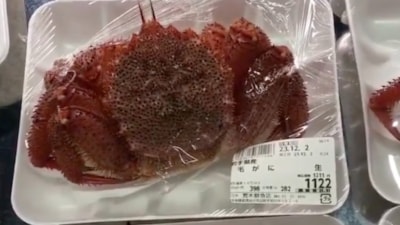 Çin'de market reyonunda satılan yengeç aniden hareketlenmeye başladı