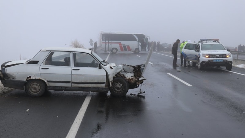 Ağrı'da can pazarı! Zincirleme trafik kazasında 19 kişi yaralandı