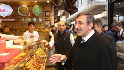 Cumhurbaşkanı Yardımcısı Yılmaz, Mısır Çarşısı'nda! Vatandaşlarla sohbet etti