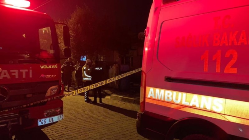 Manisa'da tamir etmeye çalıştığı sundurmanın altında kalan kişi öldü