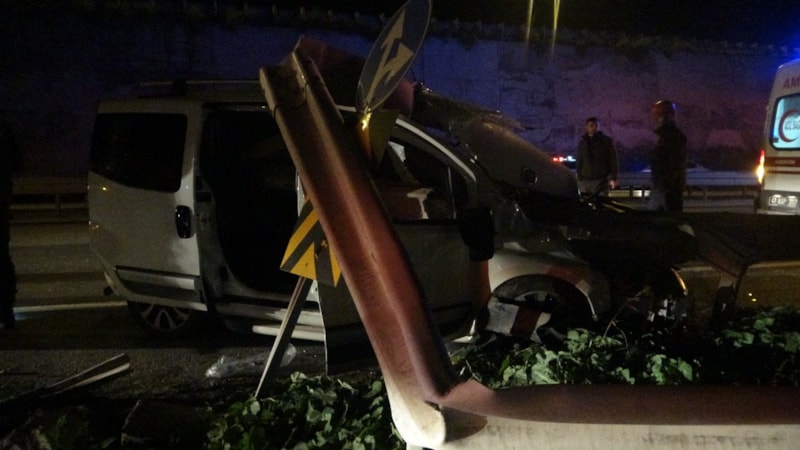 Kocaeli'de hafif ticari araç bariyere ok gibi saplandı: 1'i ağır 3 yaralı