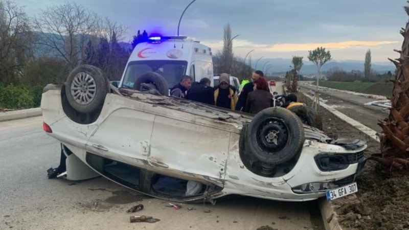 Yine sokak köpeği yine kaza! Balıkesir'de manevra yapan otomobil takla attı