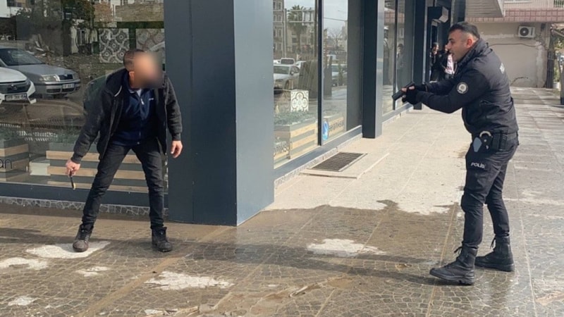 Adıyaman'da boğazını kesen şahsı polis etkisiz hale getirdi