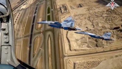 Vladimir Putin'in uçağına füzelerle donatılmış savaş uçakları eşlik etti