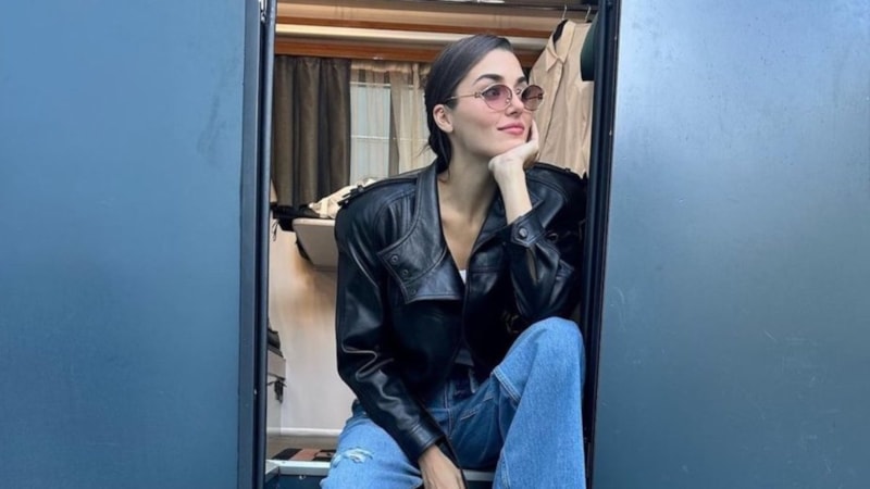 Hande Erçel'den tekne pozları: Hakan'ın teknesi mi o?