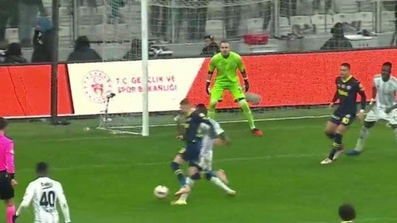 Derbide 3. kez penaltı kararı! Bailly maça damgasını vurdu