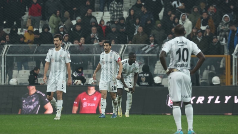 Beşiktaş tribünleri çıldırdı: Formayı çıkarın s... gidin