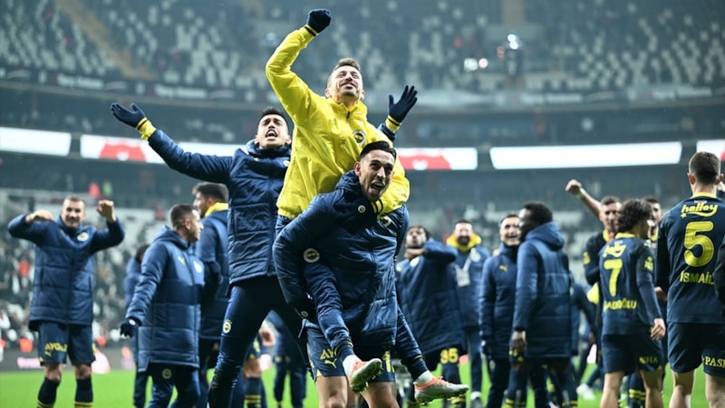 Fenerbahçe'den derbi galibiyeti pozu