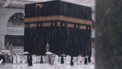 Mekke’de yağmur sonrası cadde ve sokaklar göle döndü