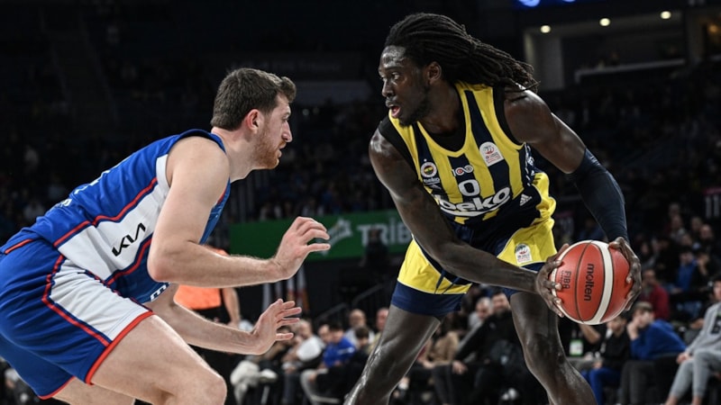 Anadolu Efes evinde Fenerbahçe'yi yendi