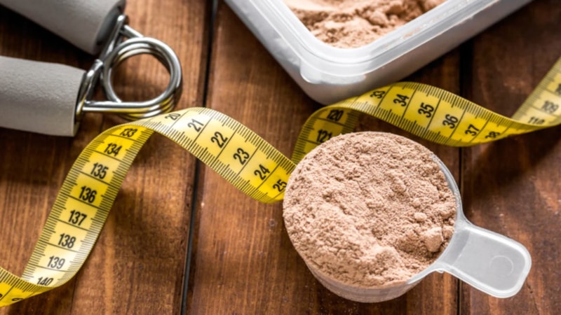 Sporcuların vazgeçilmezi olan protein tozu zararlı mıdır? İşte merak edilenler...