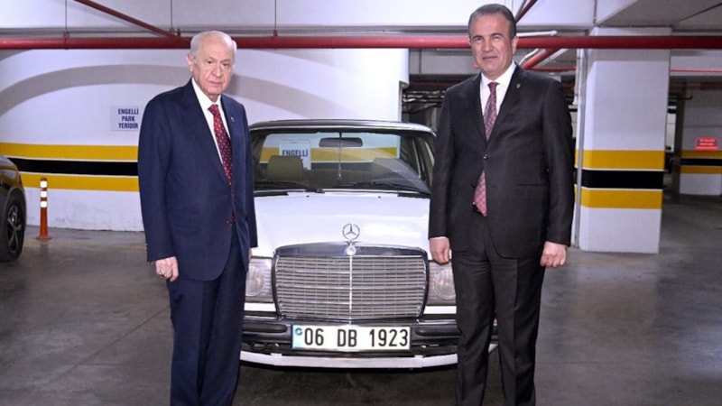 Devlet Bahçeli, milletvekiline klasik otomobil hediye etti