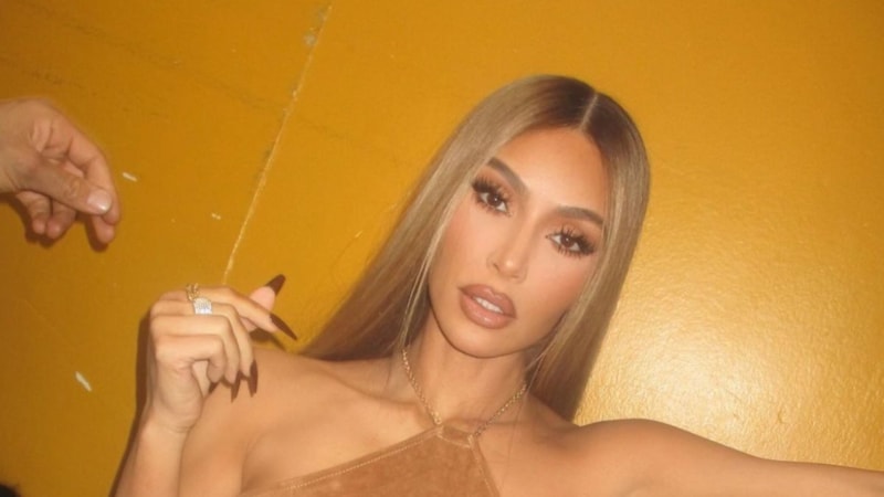 Kim Kardashian'dan olay poz! Bu defa iç çamaşırıyla ayna pozu verdi