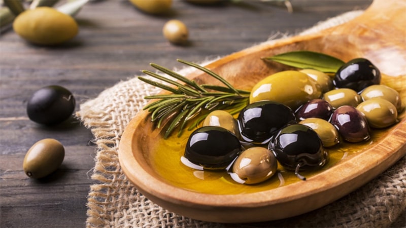 Bu iki ürün mucizeler yaratıyor! Zeytinlerinize bunlardan ekleyin zeytinleri hem tatlı hem de yumuşak yapsın!