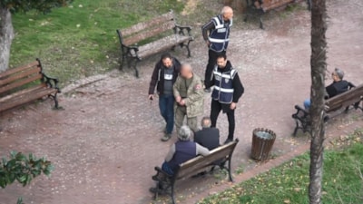 Samsun'da parktaki sarhoş adam polise yumruk attı