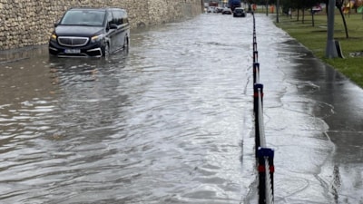 İstanbul'da yağmur sonrası aynı manzara! Otobüsün içini su bastı