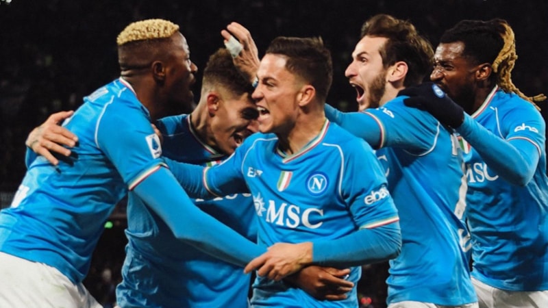 Napoli konuk ettiği Cagliari'yi yendi