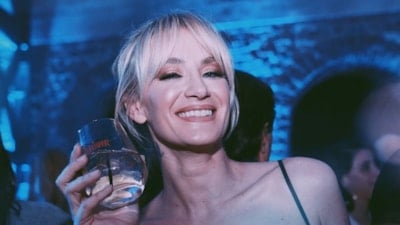 Didem Soydan'ın örgü elbisesiyle verdiği pozlar gündem oldu