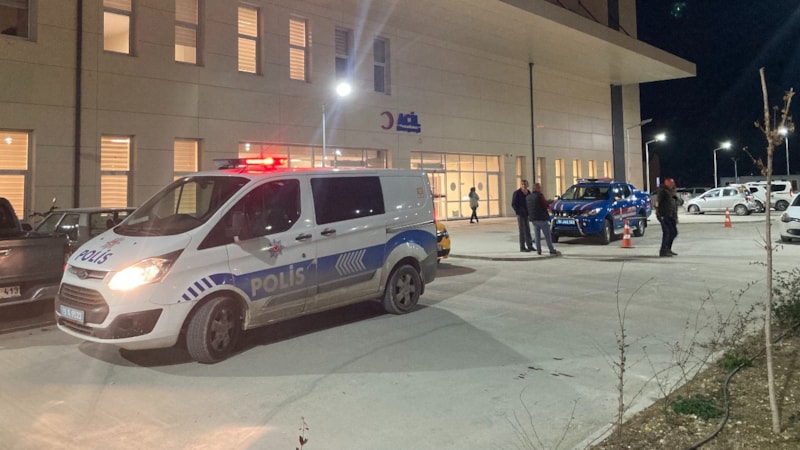 Burdur'da yemek yapan genç yanlışlıkla kendini bıçakladı