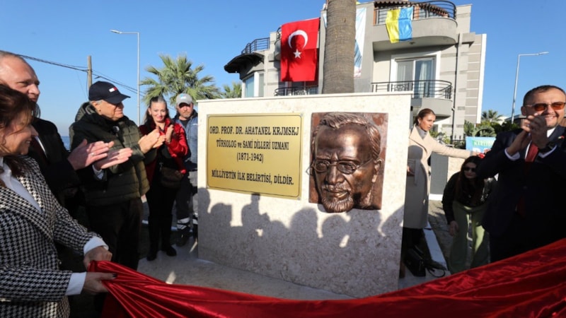 CHP'li Narlıdere Belediyesi'nden heykel hizmeti: Törenle açıldı