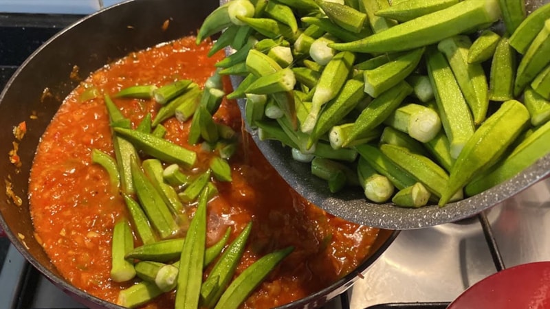 Bamya pişirirken yarım bardak ekleyin, hem lezzet katıyor hem erimiyor