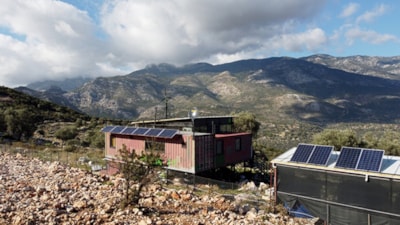 Sakin bir hayat için İstanbul'dan taşındıkları Muğla kırsalında konteynerde yaşıyorlar