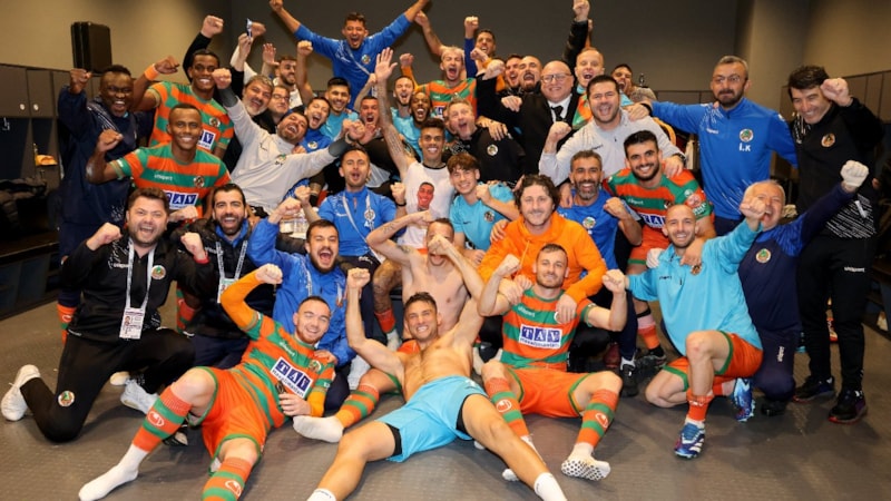 Beşiktaş maçı sonrası Alanyaspor'dan galibiyet pozu