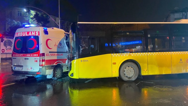 İstanbul Bahçelievler'de İETT otobüsü ambulansa çarptı