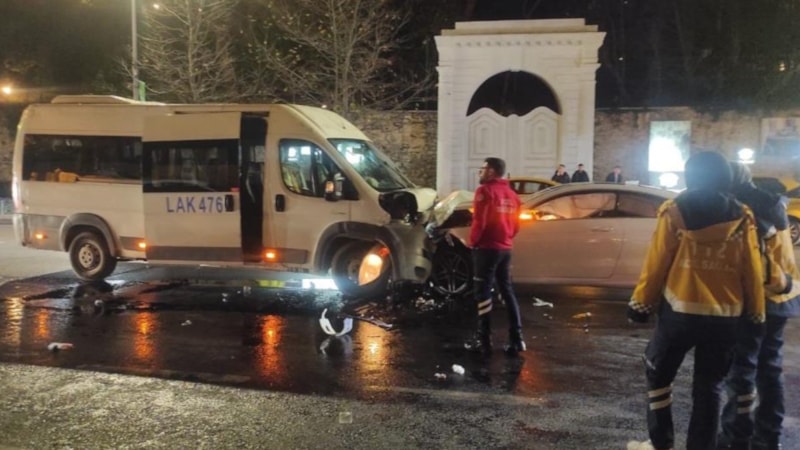 İstanbul Beşiktaş'ta otomobilin minibüse çarpıştığı kazada 9 kişi yaralandı