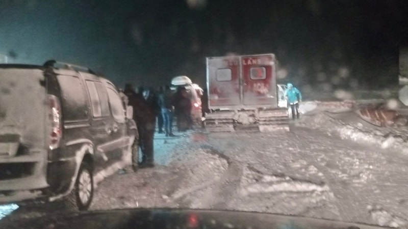 Ağrı’da kepçe uçurumdan düştü: 1 ölü, 2 kayıp