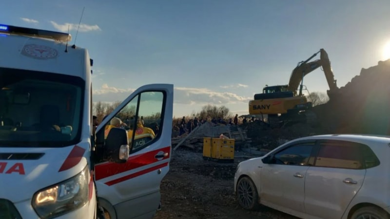 Diyarbakır'da kum ocağı istinat duvarı çöktü: 1 işçi yaralı kurtarıldı